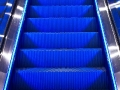 Blaue Rolltreppe frontal